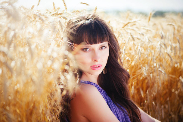 retrato de una hermosa mujer en un campo de trigo
 - Foto, Imagen