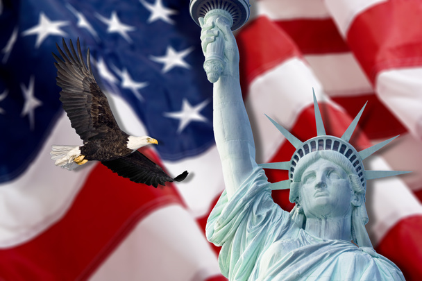 Drapeau américain, aigle chauve volant, statue de la liberté et montage de la Constitution
 - Photo, image
