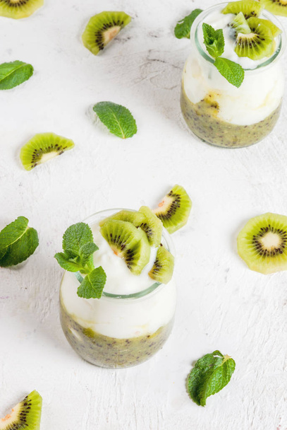 Yogurt with kiwi - Φωτογραφία, εικόνα