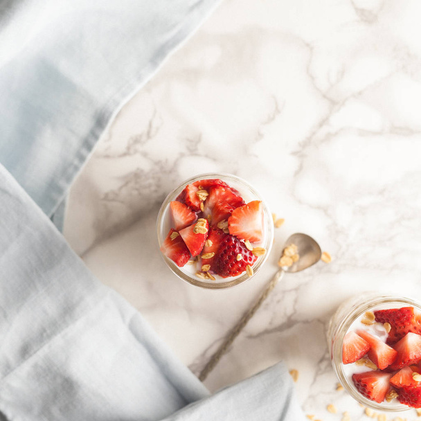 Ontbijt muesli yoghurt potten  - Foto, afbeelding