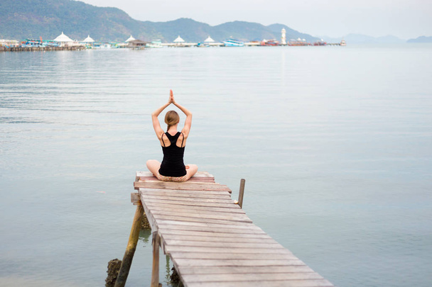 Summer yoga meditation in Thailand - Foto, afbeelding