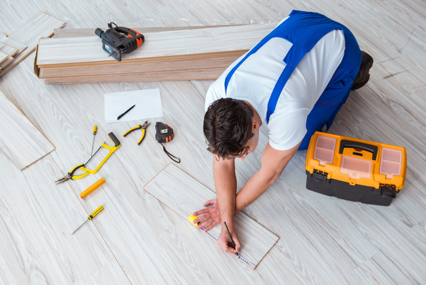 Reparador que estabelece piso laminado em casa - Foto, Imagem