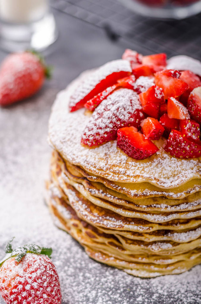 American pancakes with strawberries - Zdjęcie, obraz