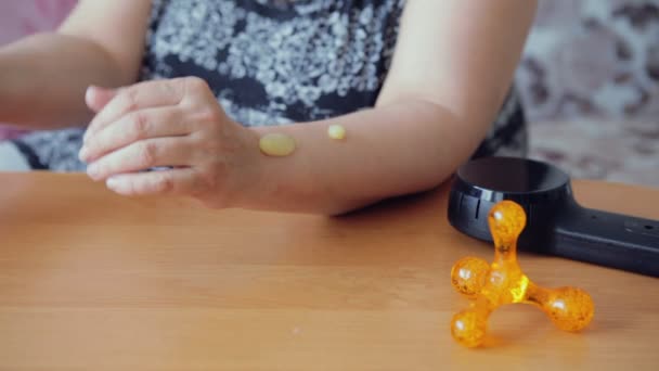 Femme met la crème sur la main
 - Séquence, vidéo
