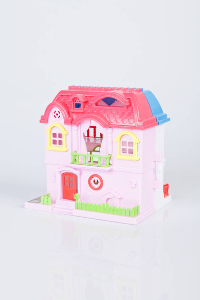 Műanyag játék ház fehér háttér - Fotó, kép