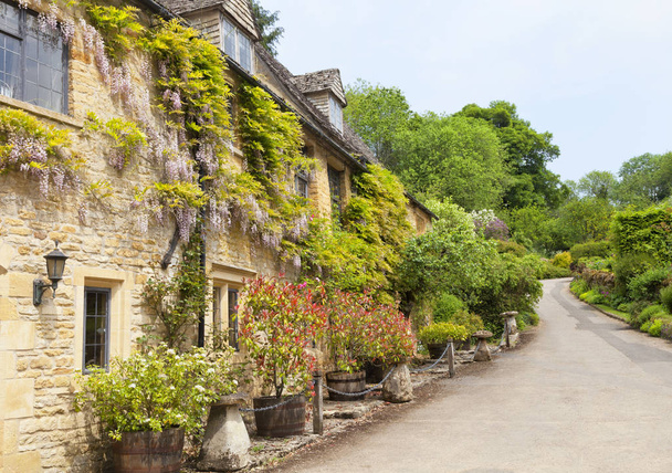 Traditionelle Häuser mit Gärten in einem englischen Dorf . - Foto, Bild