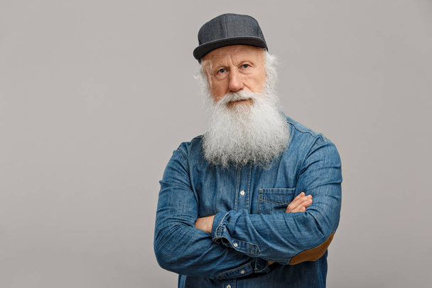 old man with a long beard - Фото, изображение