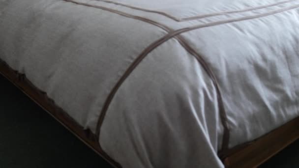Un lit dans une chambre d'hôtel
 - Séquence, vidéo