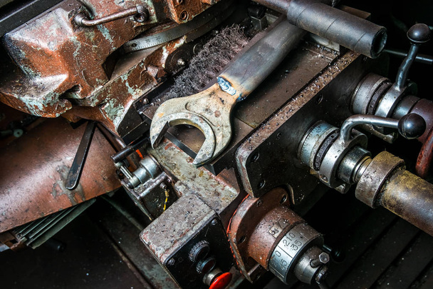 llave inglesa y la máquina en la fábrica
 - Foto, imagen