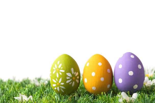 Row of Easter eggs on grass - Foto, imagen