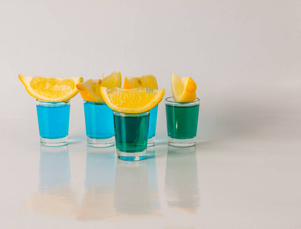 Glasses with blue and green kamikaze, glamorous drink, mixed dri - Valokuva, kuva