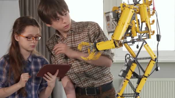 Kinder checken den Spielzeugroboter - Filmmaterial, Video