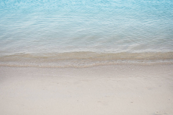 Agua azul clara y suave en la playa tropical para el verano rel
 - Foto, imagen