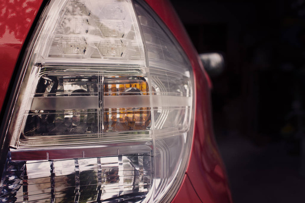 改光と信号光のターン シグナルと赤い車のテールライトを発する - 写真・画像