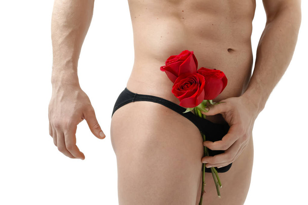 Uomo sexy dà una rosa su uno sfondo bianco con una bella luce. Isolato su sfondo bianco
 - Foto, immagini