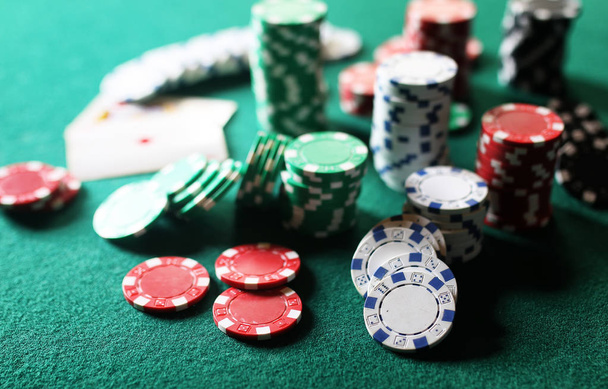 Chips und Karten auf einem Green Baise Glücksspiel Casino - Foto, Bild