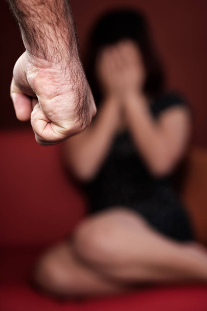 Domestic or gender violence - Aggressive man threatens to hit a young woman - Fotoğraf, Görsel