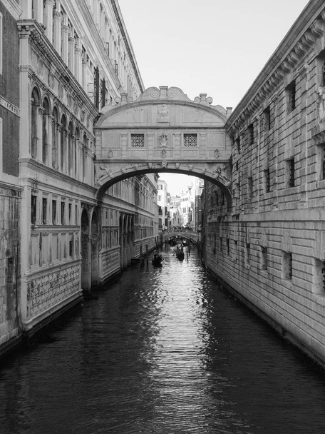 Puente de los Suspiros en Venecia en blanco y negro
 - Foto, Imagen