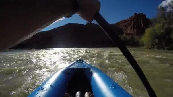 Egy apa és a fiú, a kajak, a Colorado-folyó  - Felvétel, videó