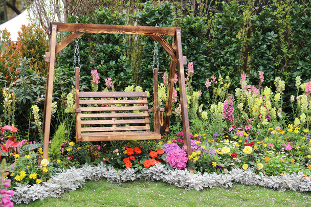 Byliny ogrodowe kwiat łóżko wiosną - Zdjęcie, obraz