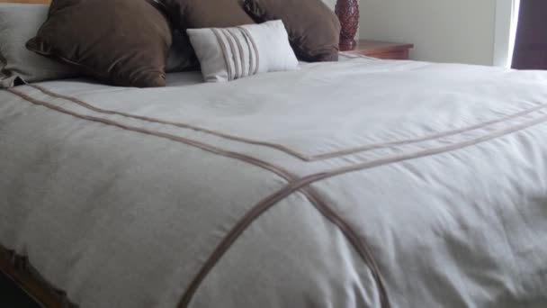 A king bed in a hotel room - Footage, Video