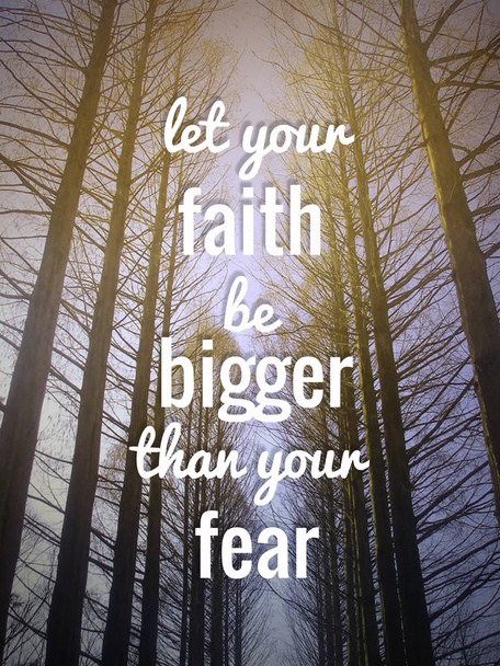 inspirierendes Zitat "Lass deinen Glauben größer sein als deine Angst" auf - Foto, Bild