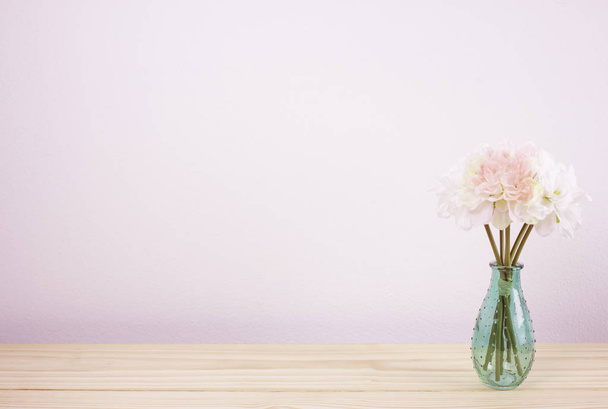 ビンテージ付き緑色の花瓶で美しい白とピンクの花 - 写真・画像