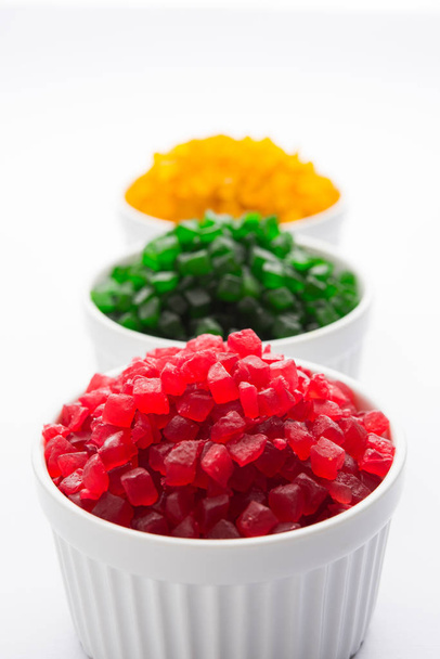 Doces de frutas doces também sabem como tutti-frutti, frutas cristalizadas servidas em tigelas brancas, geralmente usadas em masala paan na Índia ou como coberturas em bolos ou doces.
 - Foto, Imagem