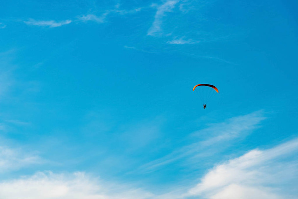Mann reitet Paramotor fliegt in den Himmel - Foto, Bild
