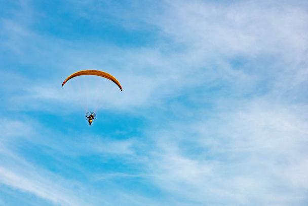 man ride Paramotor flying in the sky - Φωτογραφία, εικόνα
