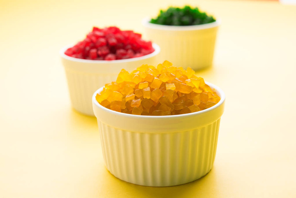 Doces de frutas doces também sabem como tutti-frutti, frutas cristalizadas servidas em tigelas brancas, geralmente usadas em masala paan na Índia ou como coberturas em bolos ou doces.
 - Foto, Imagem