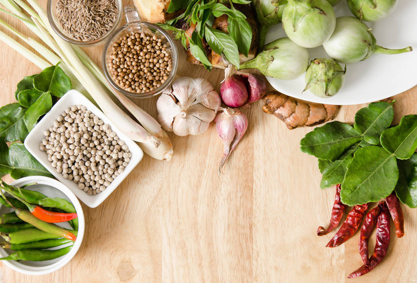 Ingrédients alimentaires thaïlandais, épices et herbes pour la cuisson au curry épicé
 - Photo, image