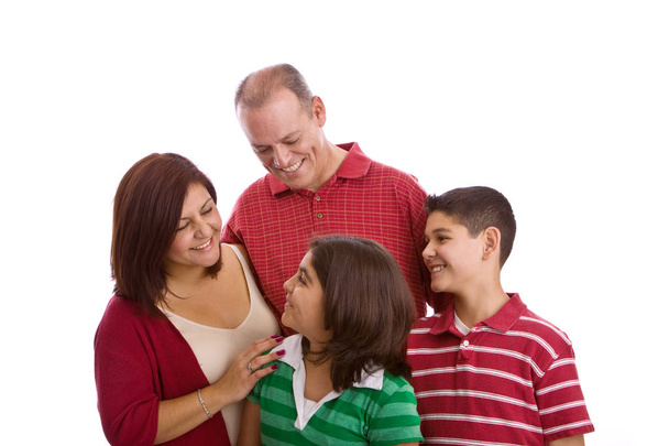Boldog családi portré, mosolyogva együtt - elszigetelt fehér background. - Fotó, kép