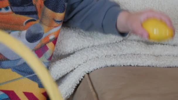 A toddler boy finds a plastic easter egg - Πλάνα, βίντεο