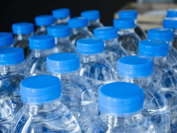 Tapas de botella de agua de plástico en filas Paquete de producto para beber
 - Foto, Imagen