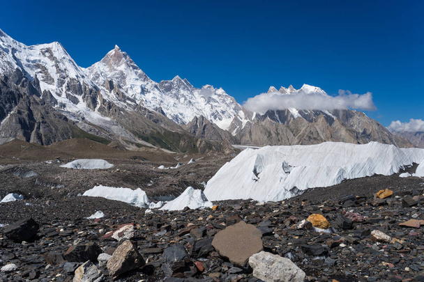 Masherbrum mountain peak behind Baltoro glacier, K2 trek, Pakist - 写真・画像