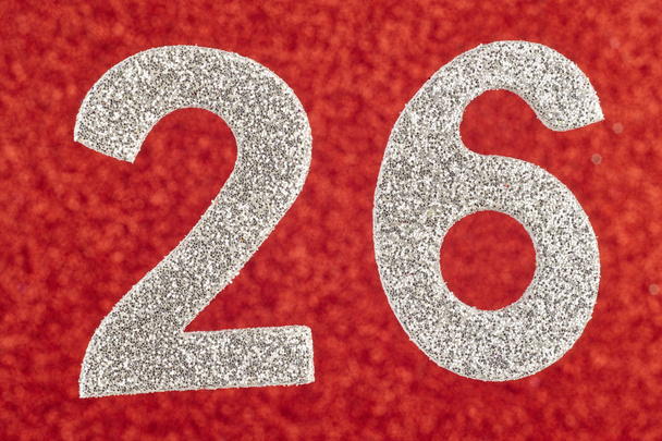 Número veintiséis color plata sobre fondo rojo. Aniversario
 - Foto, imagen