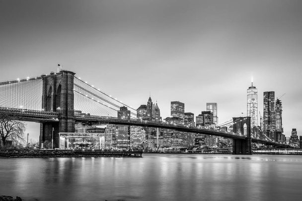 ニューヨーク市の夕暮れ時のブルックリン橋. - 写真・画像