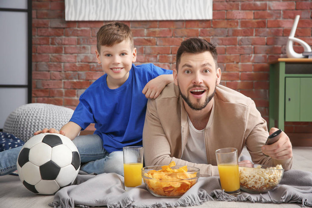 Padre e figlio guardando il calcio
 - Foto, immagini