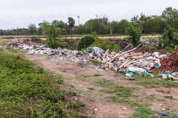 мусор рядом с дорогой сельской местности в Азии
 - Фото, изображение