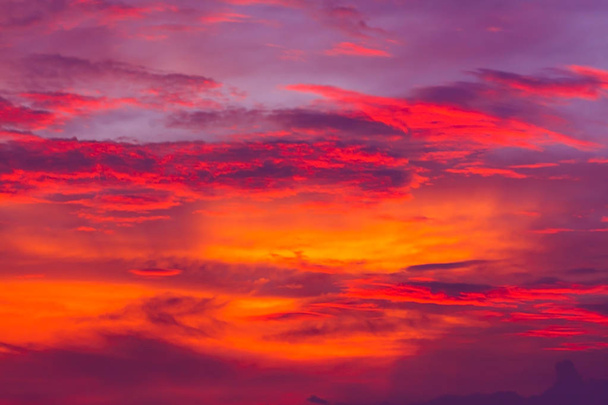 Doğa arka plan. Kızıl gökyüzü ve bulutlar. Güzel ve renkli günbatımı veya gündoğumu zaman.  - Fotoğraf, Görsel