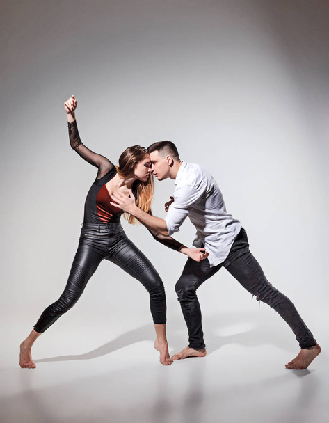 Two people dancing in contemporary stile - Foto, Imagem