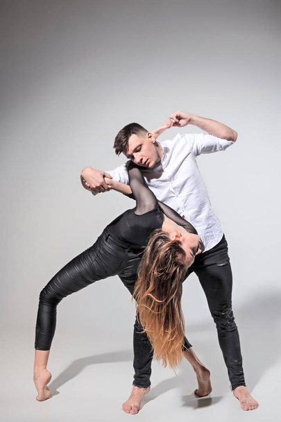 Two people dancing in contemporary stile - Foto, afbeelding