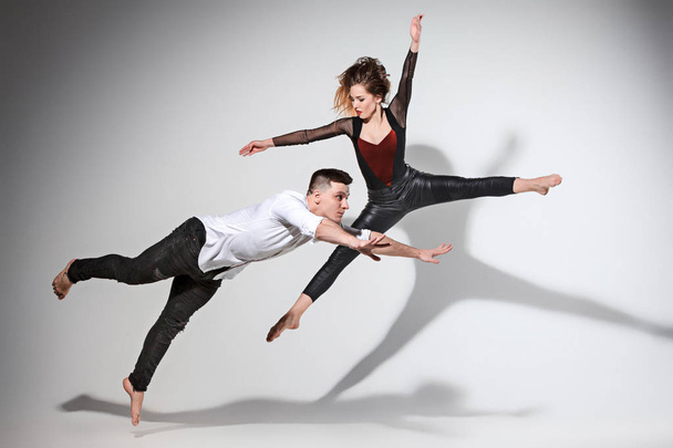 Two people dancing in contemporary stile - Foto, Imagem