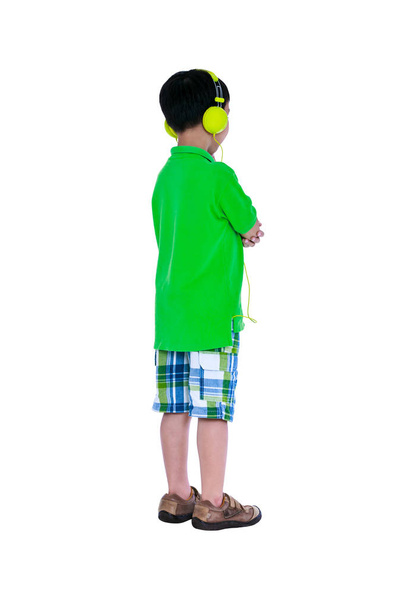 Kulaklıklarla, mutlu Asyalı çocuk izole beyaz arka plan üzerinde. - Fotoğraf, Görsel