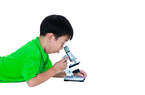 Niño asiático observado a través de un microscopio preparación biológica
 - Foto, Imagen