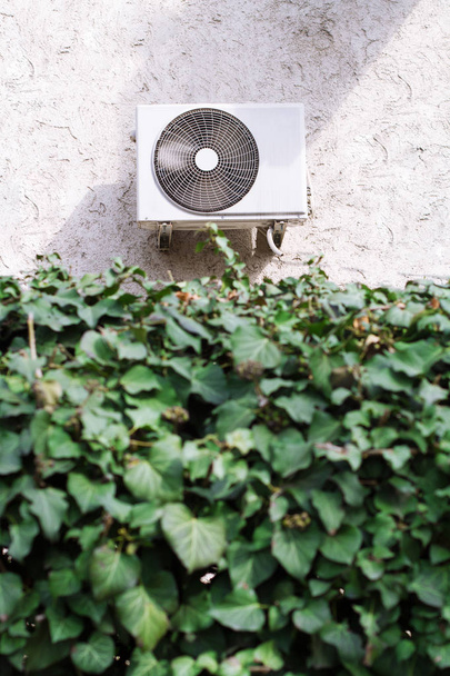system klimatyzacji za ścianą zielonych liści - Zdjęcie, obraz