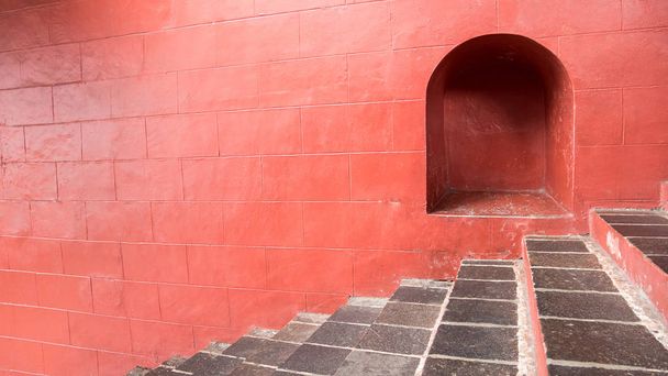 古いビンテージ赤石段オランダ広場マラッカ、マレーシアの歴史的な市内中心部でマラッカ アート ギャラリー。成功へのステップし、ステップの概念を旅行するには. - 写真・画像