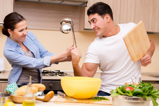 Junge Familie macht lustigen Kampf in der Küche - Foto, Bild