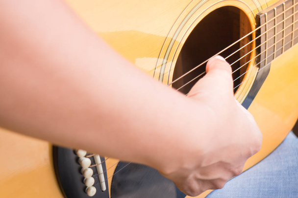 χέρι κιθαρίστας παίζει ακουστική κιθάρα - Φωτογραφία, εικόνα